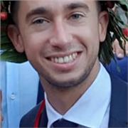 Laureato in Scienze della Comunicazione, svolge lezioni/ripetizioni di Lingua Italiana, Comunicazione, Giornalismo, stesura testi